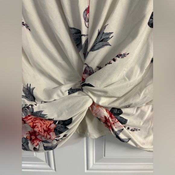 Floral Knot Front Top✨ - Picture 4 of 8